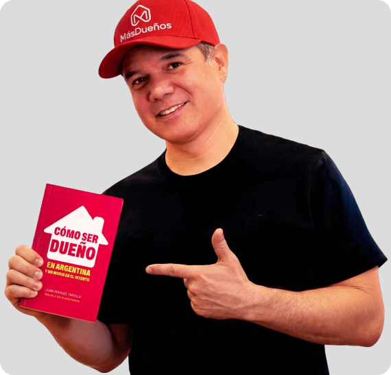 Juanma Tapiola sosteniendo su libro Cómo ser dueño en Argentina